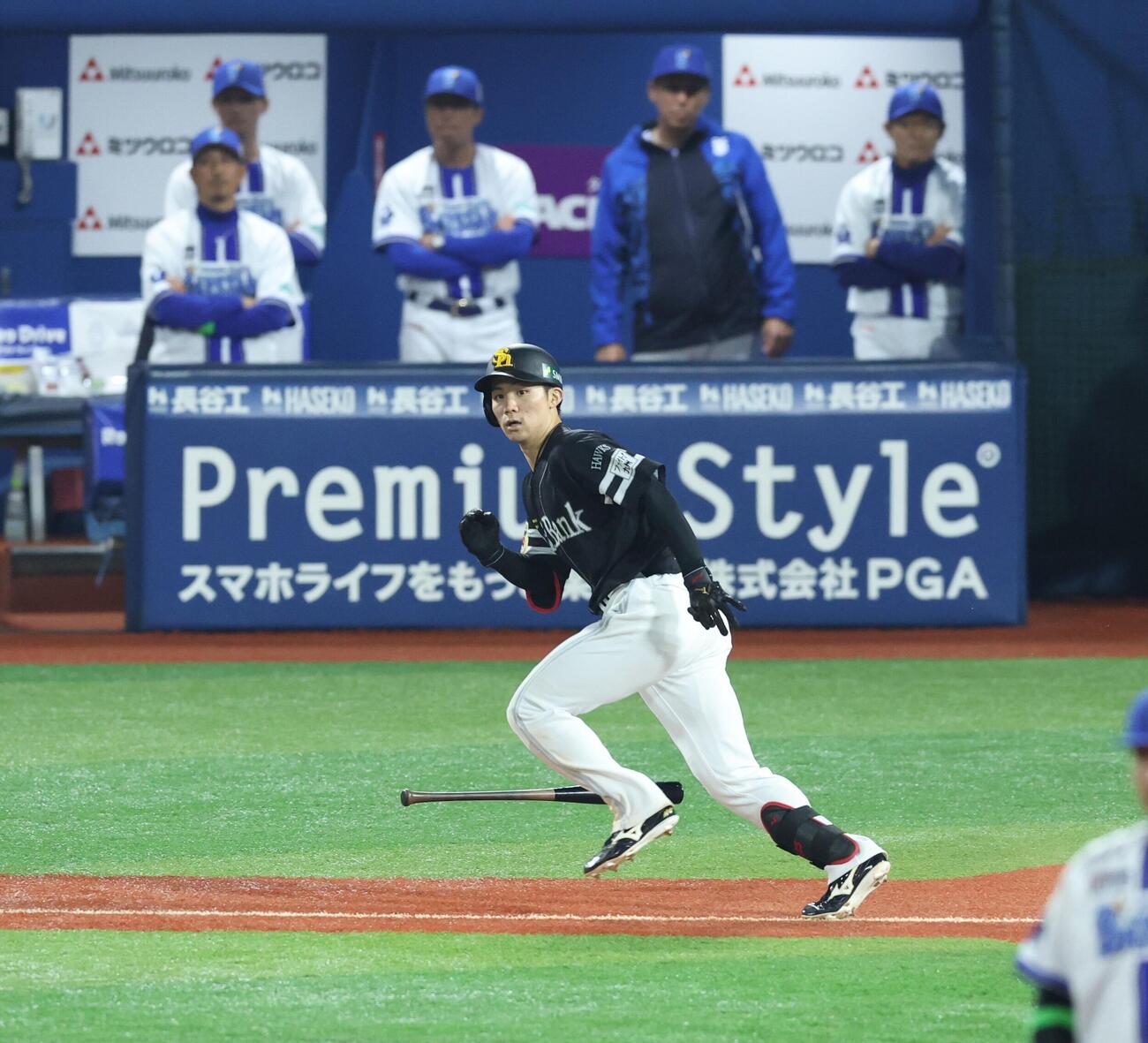 DeNA対ソフトバンク　11回表ソフトバンク1死一、二塁、適時二塁打を放つ庄子雄大（撮影・黒川智章）