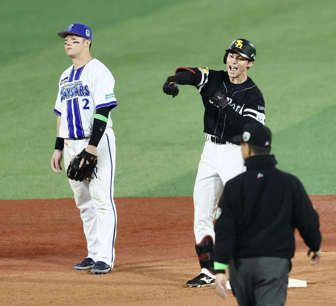 DeNA対ソフトバンク　11回表ソフトバンク1死一、二塁、勝ち越し適時二塁打を放ち、ベンチに向かいガッツポーズする庄子雄大。左は牧秀悟（撮影・河田真司）