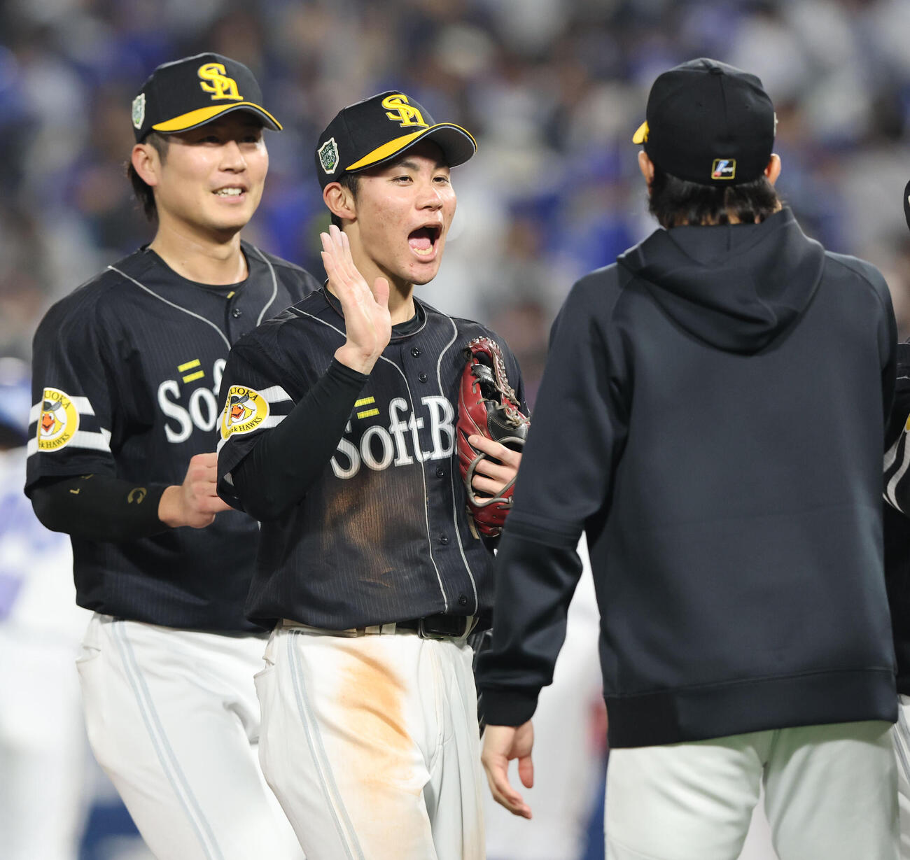 DeNA対ソフトバンク　初戦を制し元気よくベンチに引き揚げるソフトバンク庄子雄大（中央）（撮影・梅根麻紀）