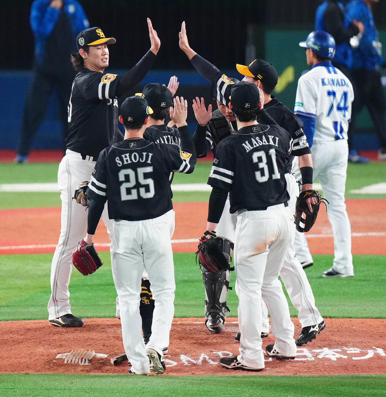 DeNA対ソフトバンク　DeNAに勝利しタッチを交わす杉山一樹（左）らソフトバンクナイン（撮影・鈴木みどり）