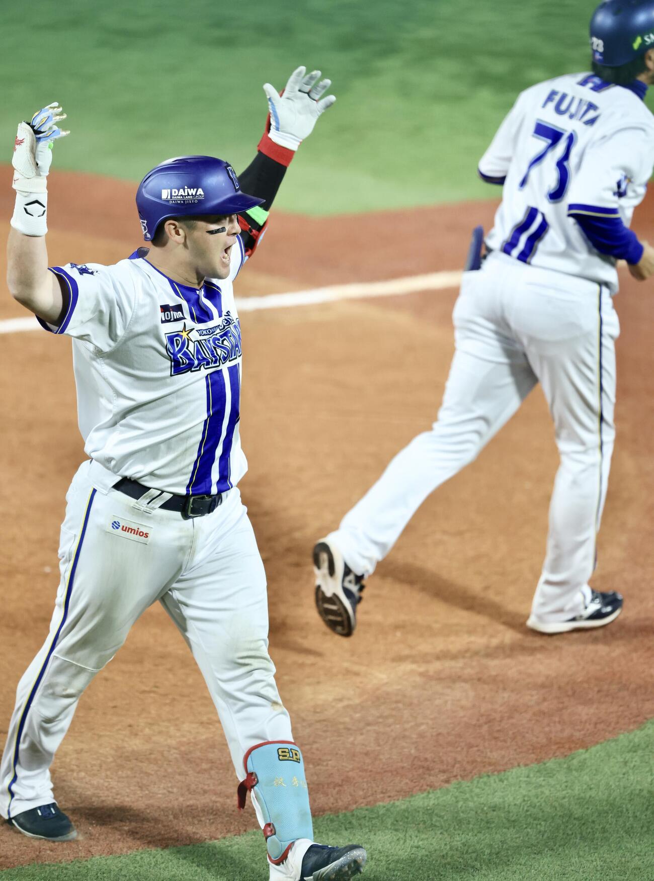 DeNA対ソフトバンク　8回裏DeNA2死、中越え同点ソロ本塁打を放ち生還する牧秀悟（撮影・河田真司）