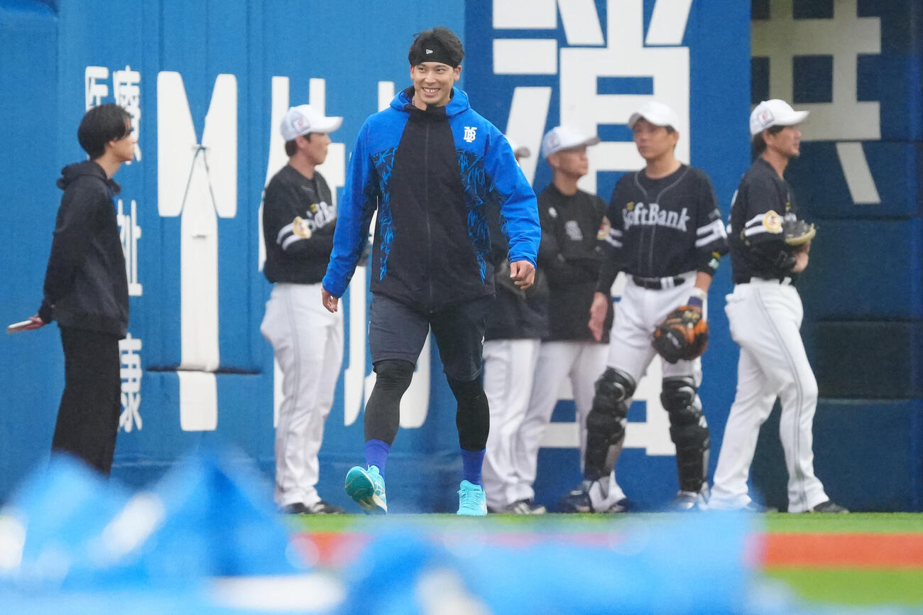 DeNA対ソフトバンク　試合前練習中、ソフトバンクの選手たちにあいさつしたDeNA尾形崇斗（中央）（撮影・江口和貴）