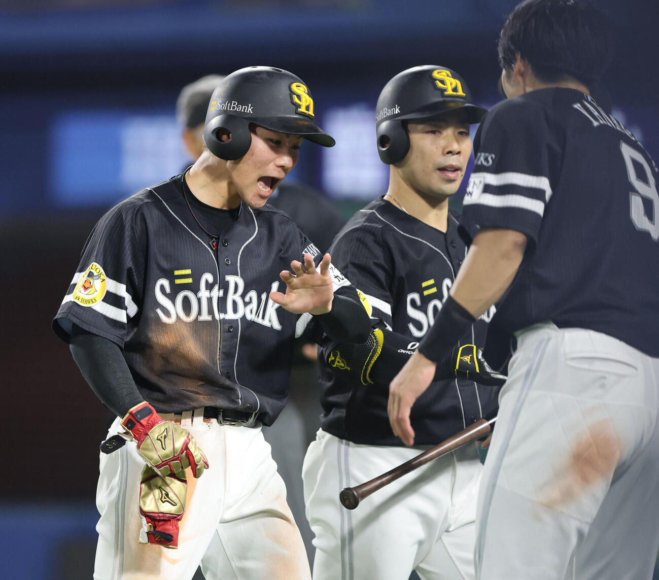 DeNA対ソフトバンク　11回に勝ち越し打を決めた庄子雄大（左）は柳田悠岐（右）に迎えられる（撮影・梅根麻紀）