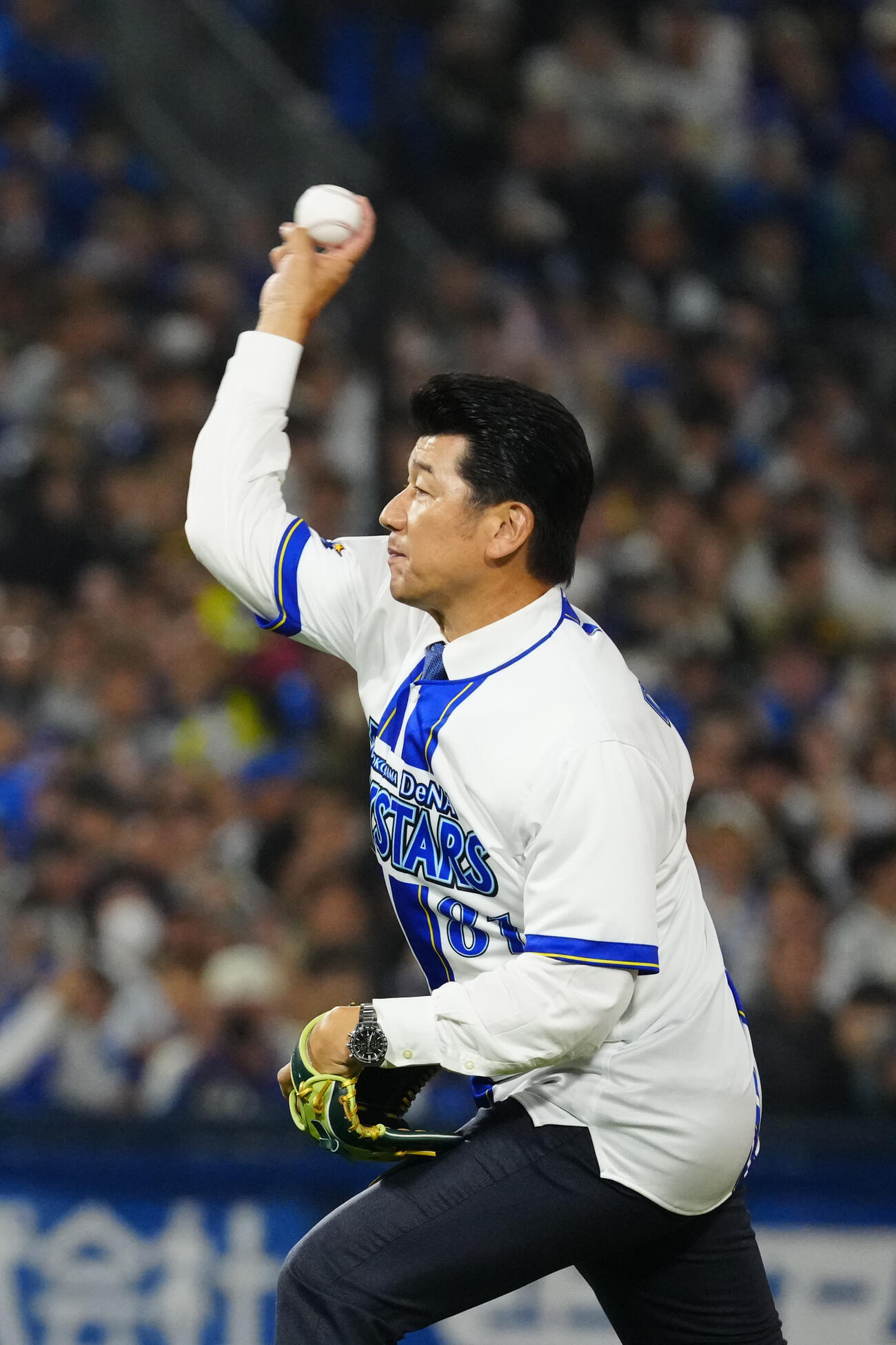 DeNA対ソフトバンク　試合前、始球式を行う三浦大輔氏（撮影・江口和貴）