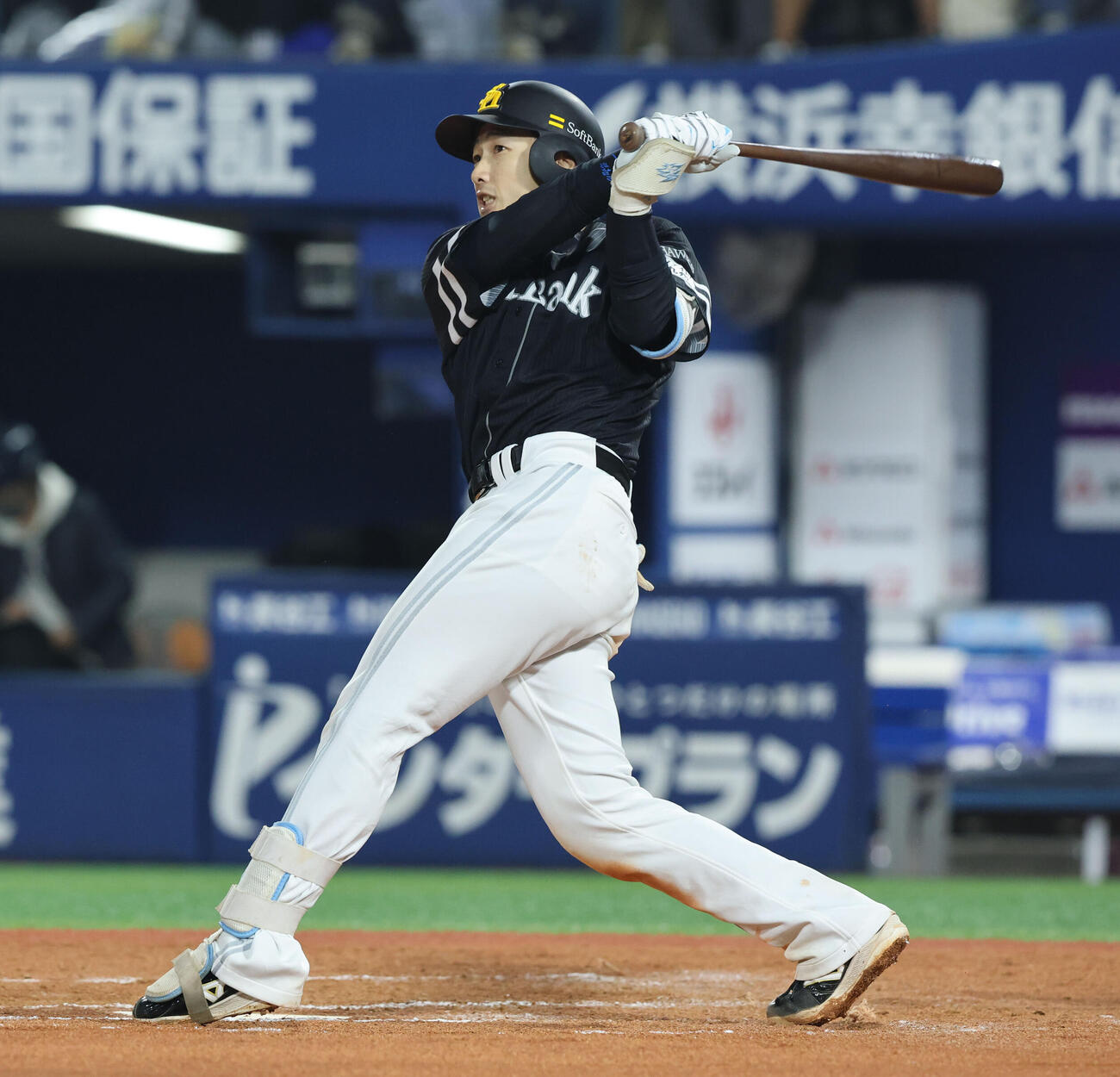 DeNA対ソフトバンク　7回表ソフトバンク無死一塁、山本祐大は左越え二塁打を放つ（撮影・梅根麻紀）