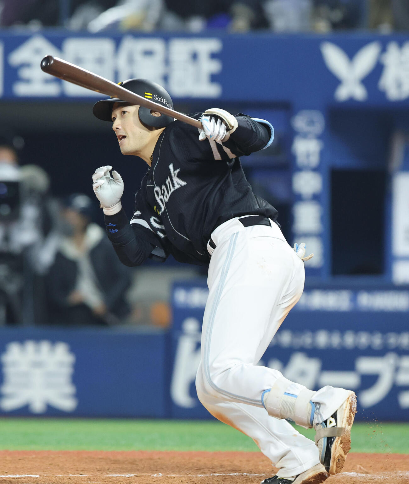 DeNA対ソフトバンク　7回表ソフトバンク無死一塁、山本祐大は左二塁打を放つ（撮影・梅根麻紀）