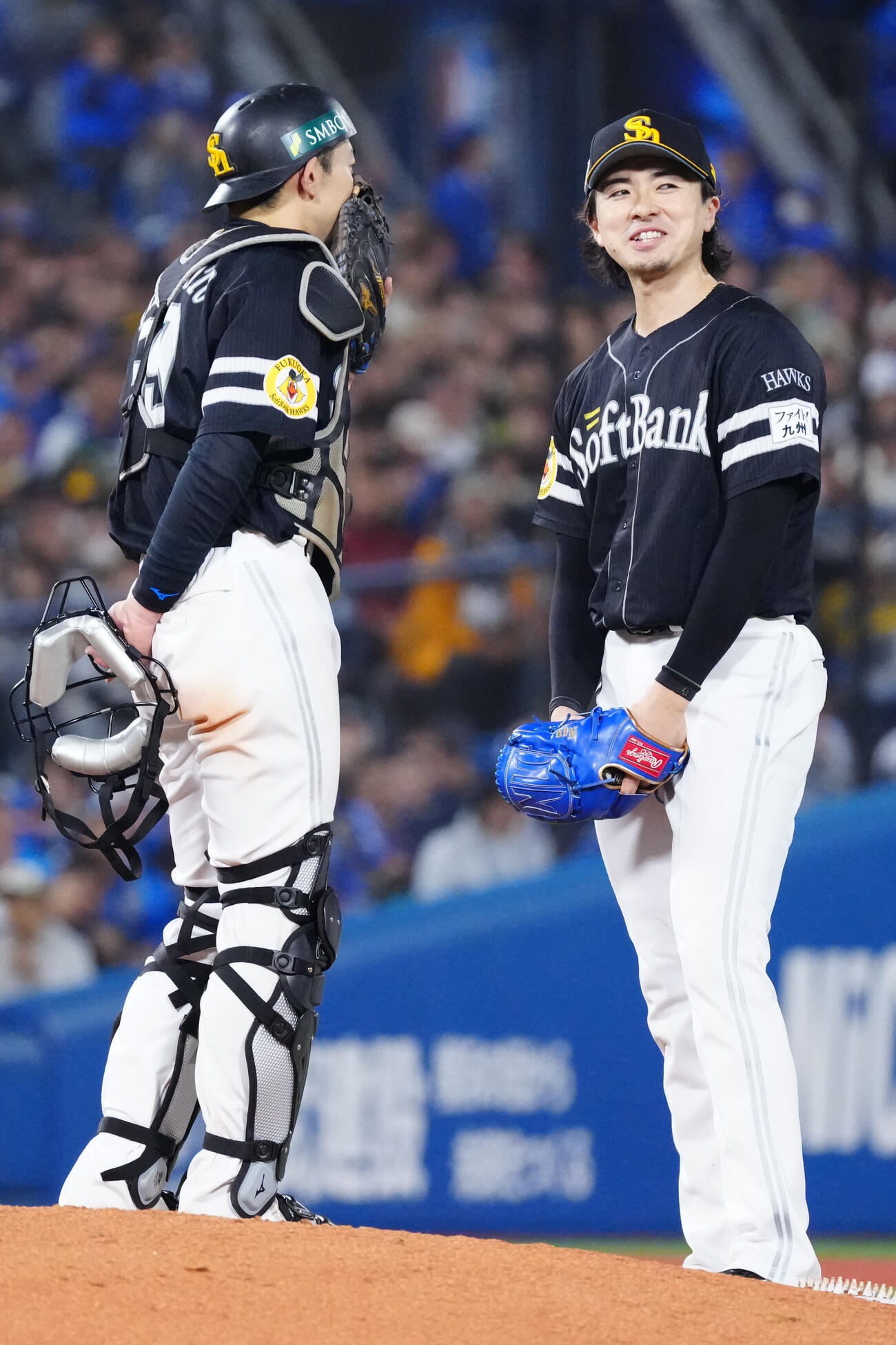 DeNA対ソフトバンク　7回裏、言葉を交わすソフトバンク先発の上沢直之（右）と捕手の山本祐大（撮影・江口和貴）