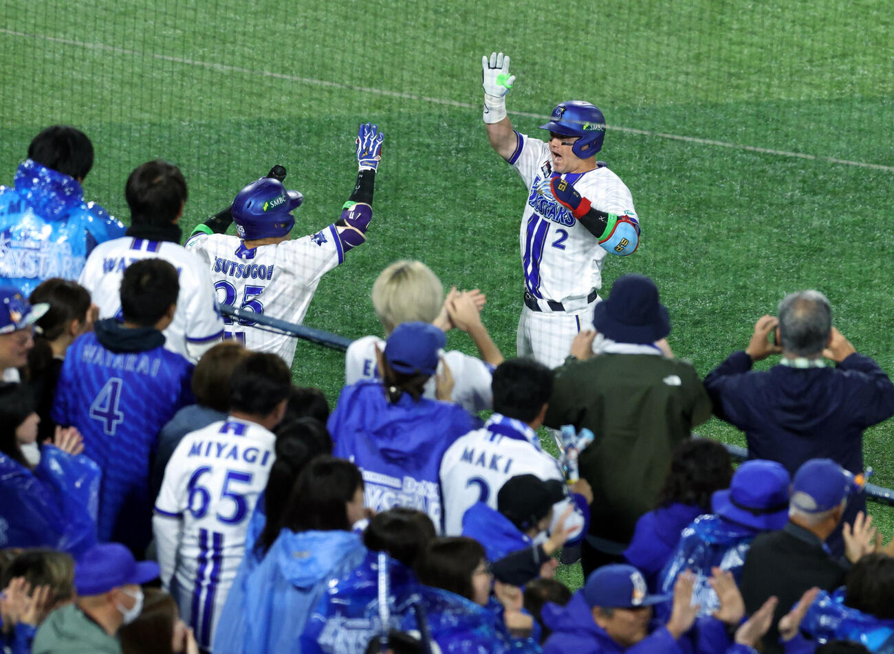 DeNA対ソフトバンク　8回裏DeNA2死、牧秀悟はソロ本塁打を放ち、喜ぶファンの中、筒香嘉智とジャンピングタッチ（撮影・浅見桂子）