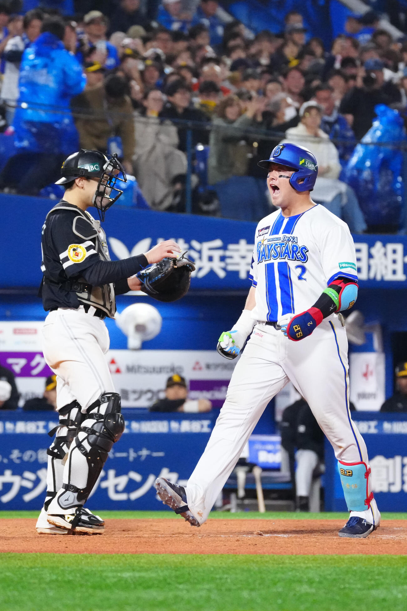 DeNA対ソフトバンク　8回裏DeNA2死、本塁打を放ち、生還した牧秀悟（右）。左は捕手山本祐大（撮影・江口和貴）