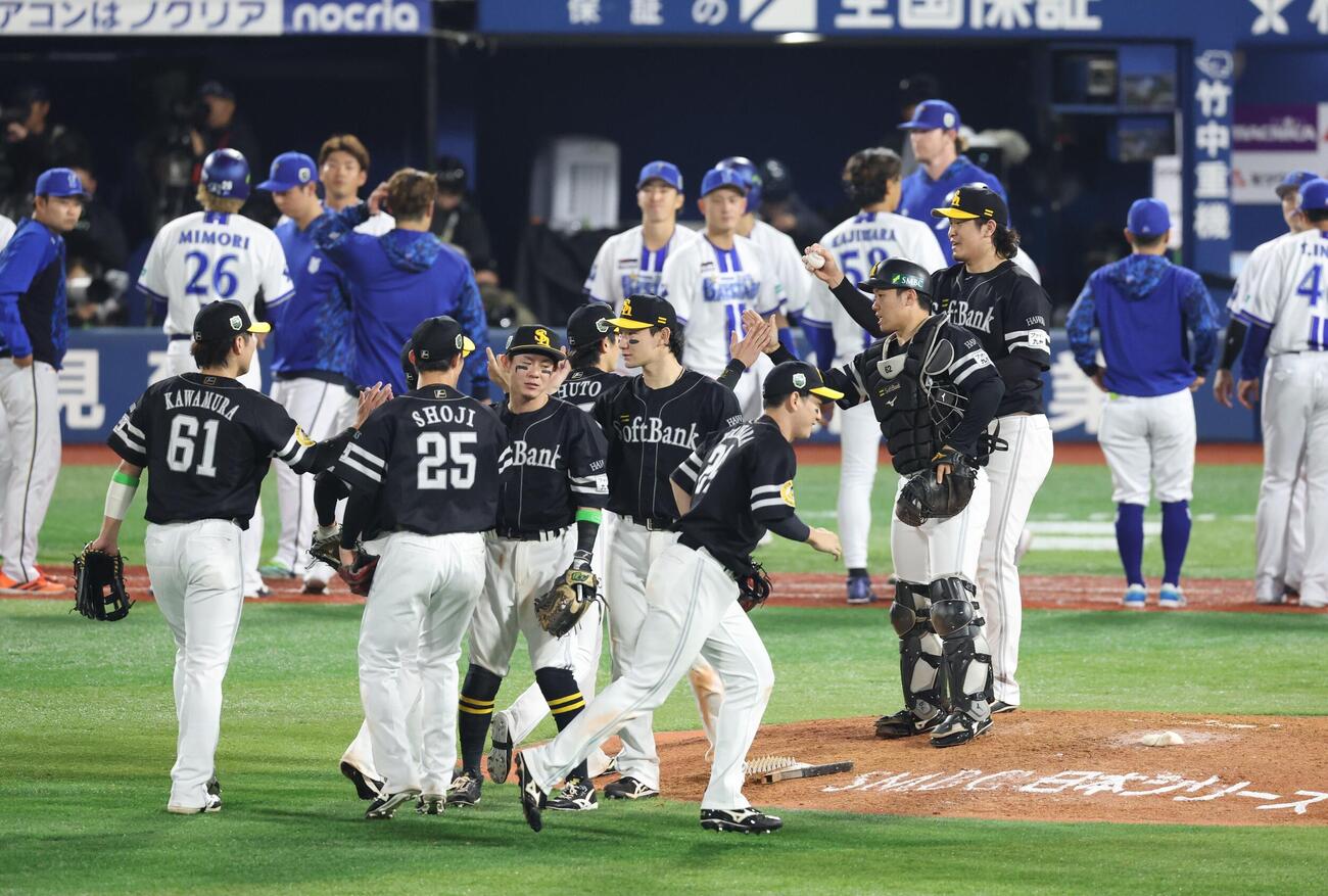 DeNA対ソフトバンク　試合後、ハイタッチするソフトバンクナイン（撮影・黒川智章）