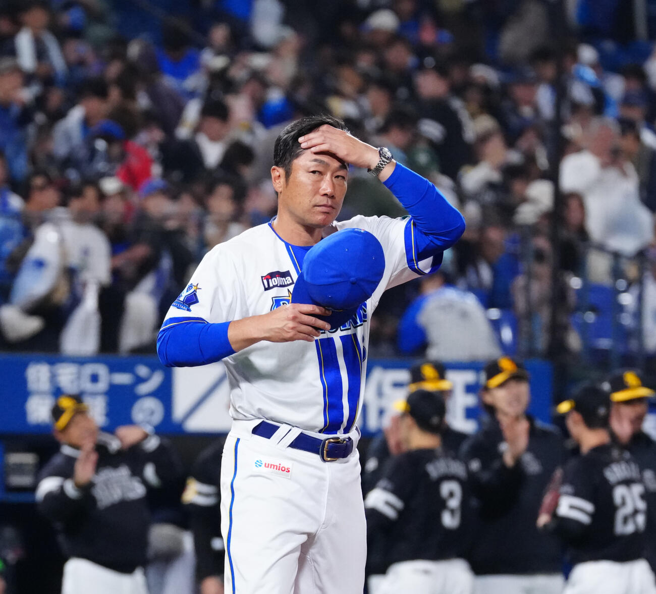 DeNA対ソフトバンク　試合後、あいさつするDeNA相川亮二監督（撮影・江口和貴）