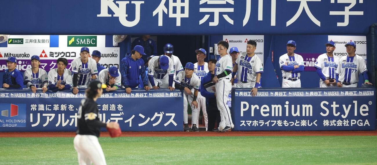 DeNA対ソフトバンク　11回裏、試合終了の瞬間、肩を落とすDeNAベンチ（撮影・黒川智章）