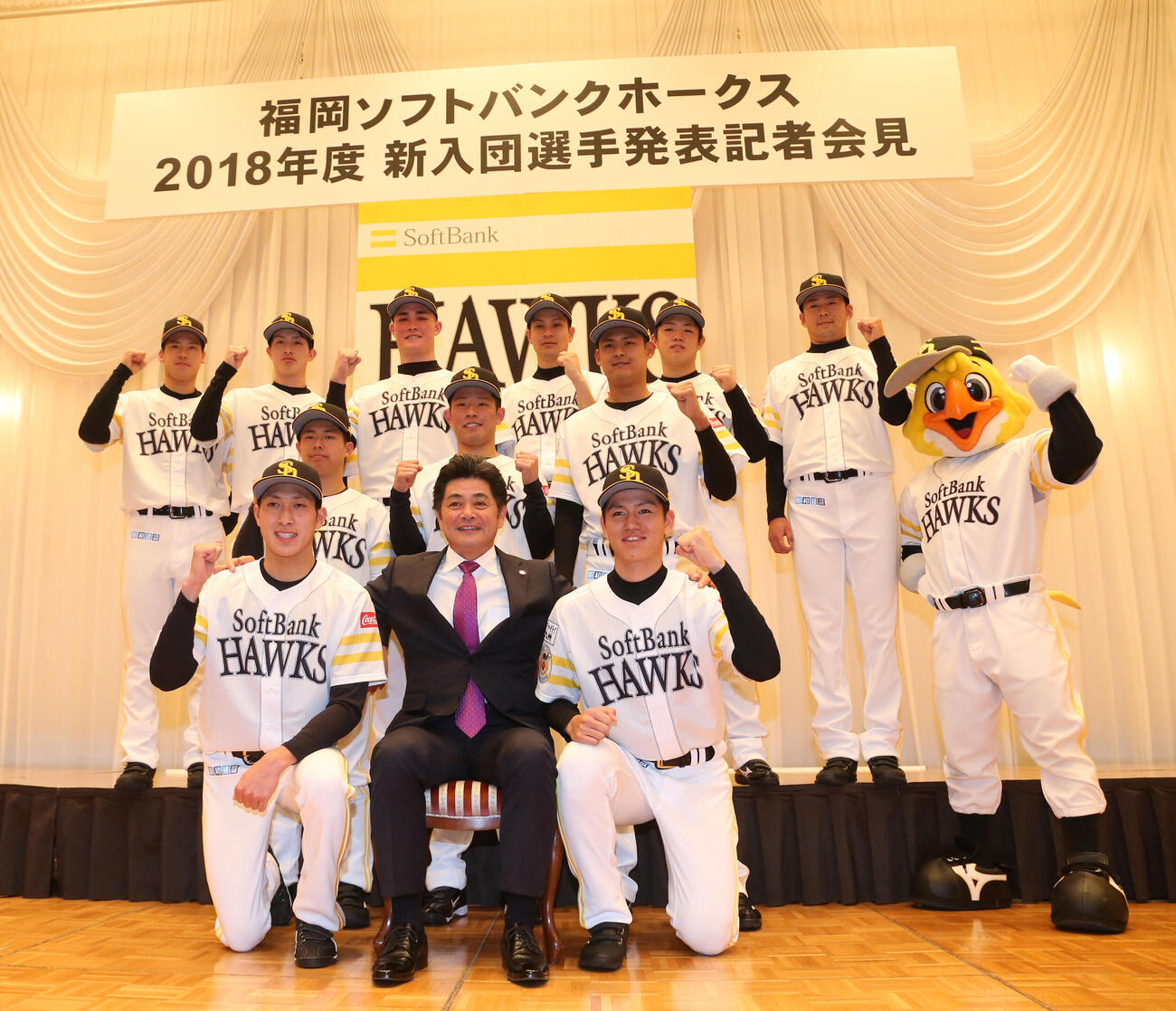 2018年度のソフトバンク新人入団選手　後列左から尾形、周東、砂川、大竹ら