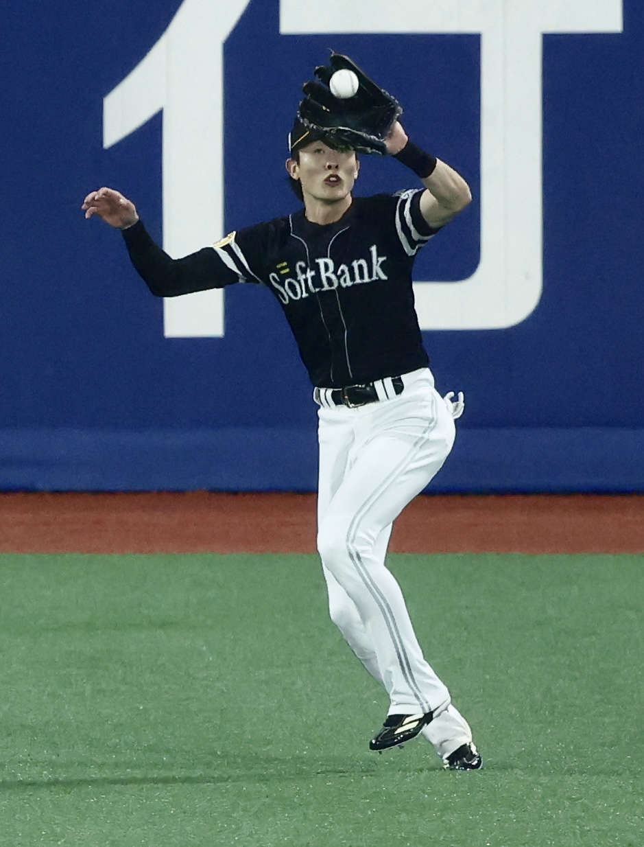 日本シリーズ第1戦　DeNA対ソフトバンク　延長11回裏、最終打者となる宮崎敏郎の打球を捕球する周東佑京（撮影・河田真司）