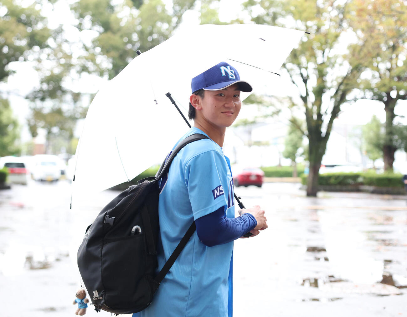日体大対筑波大　雨で試合が中止となり引き揚げる日体大・馬場拓海（撮影・増田悦実）