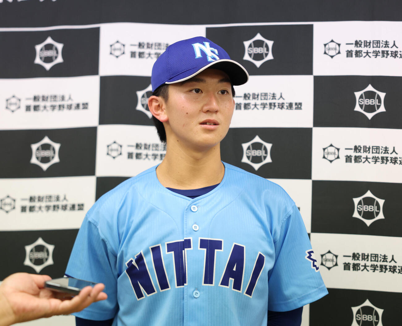 日体大対筑波大　雨で試合が中止にとなり、囲み取材に応じる日体大・馬場拓海（撮影・増田悦実）