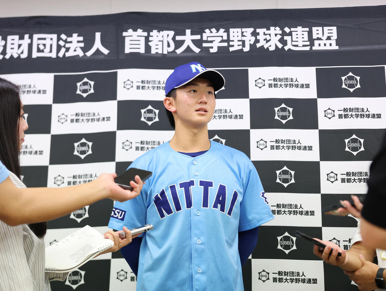 日体大対筑波大　雨で試合が中止にとなり、囲み取材に応じる日体大・馬場拓海（撮影・増田悦実）