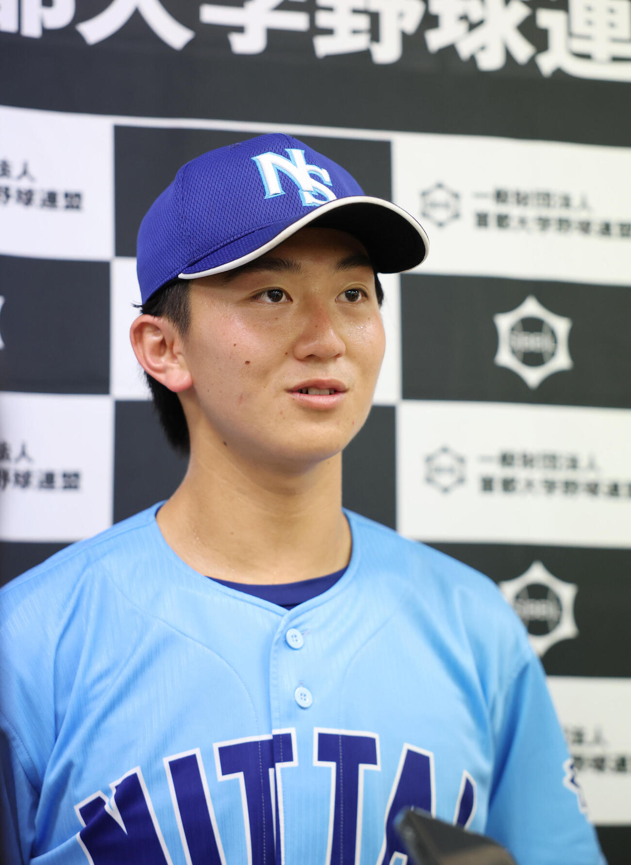 日体大対筑波大　雨で試合が中止にとなり、囲み取材に応じる日体大・馬場拓海（撮影・増田悦実）