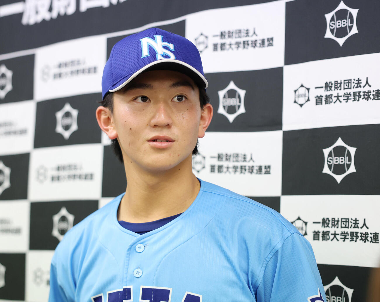 日体大対筑波大　雨で試合が中止にとなり、囲み取材に応じる日体大・馬場拓海（撮影・増田悦実）