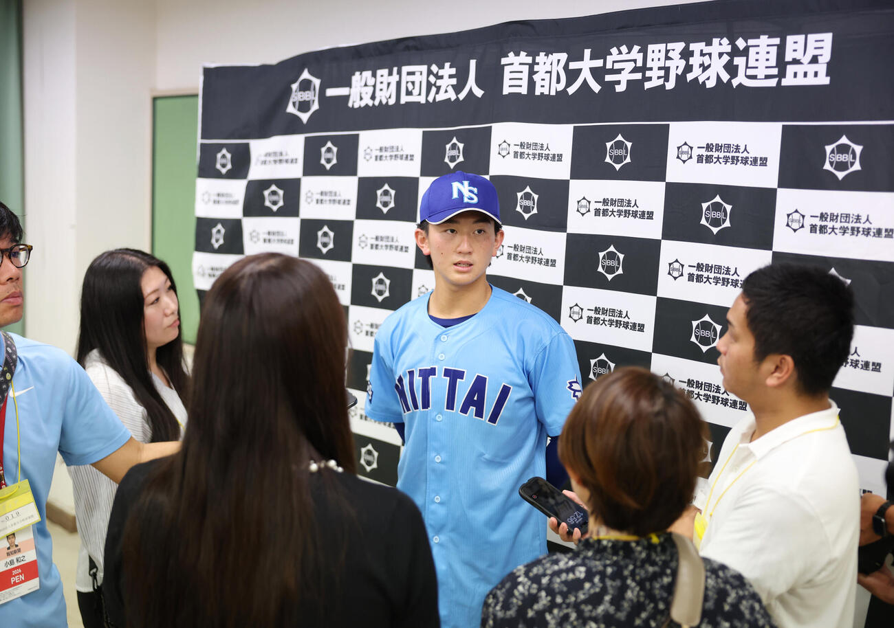 日体大対筑波大　雨で試合が中止にとなり、囲み取材に応じる日体大・馬場拓海（撮影・増田悦実）