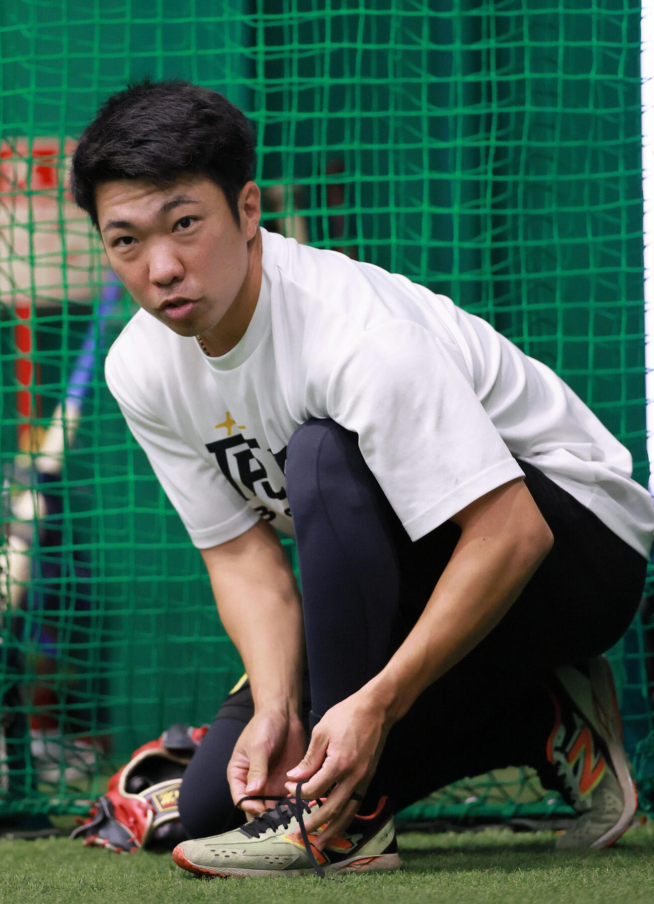 室内でトレーニングする阪神石井大智（撮影・上山淳一）