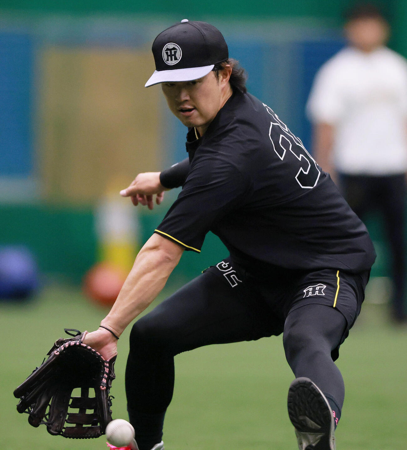 室内でノックを受ける阪神浜田太貴（撮影・上山淳一）