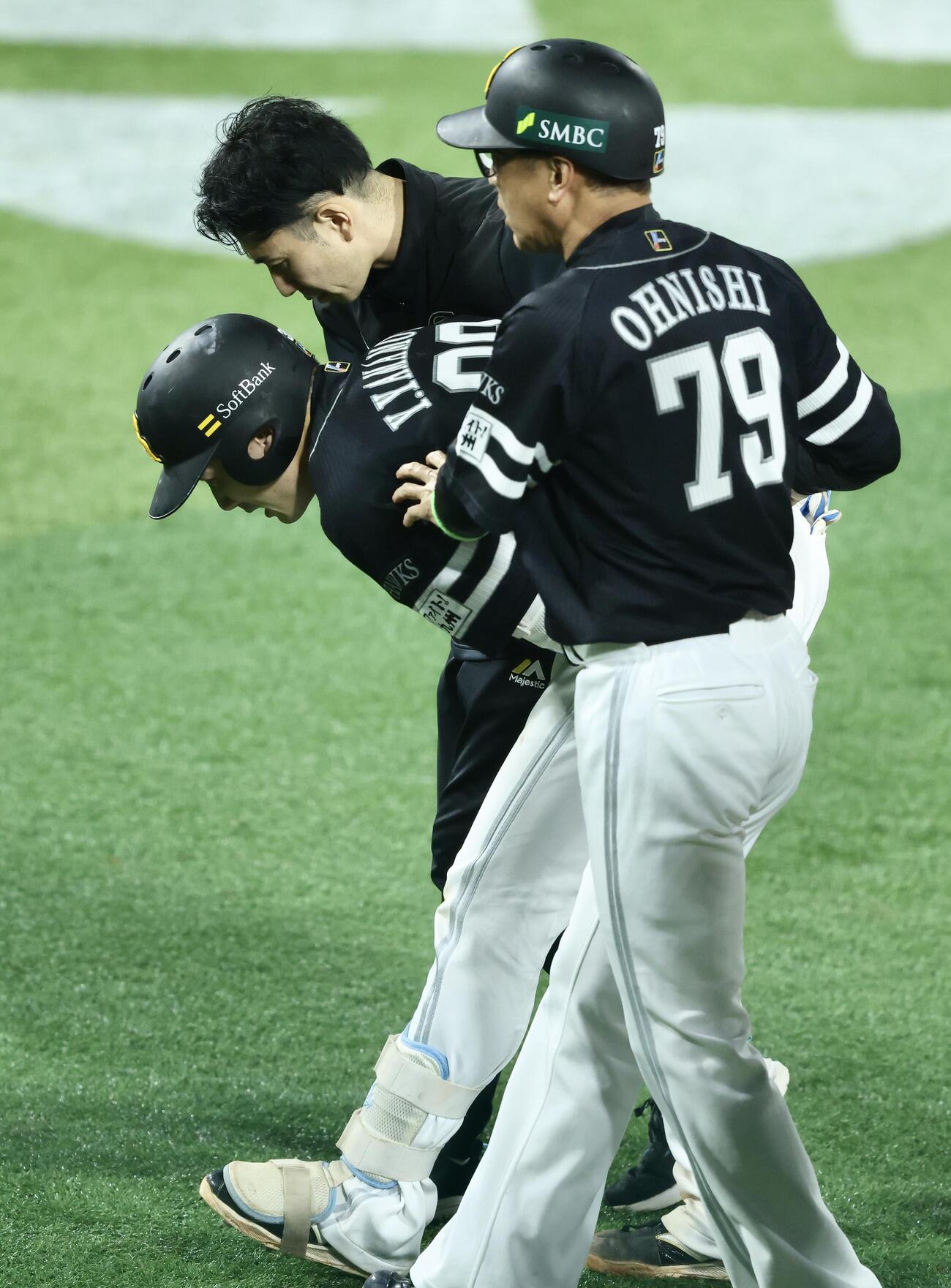 24日、DeNA対ソフトバンク　延長11回表ソフトバンク1死二塁、死球を受け治療に向かう山本祐大（中央）（撮影・河田真司）