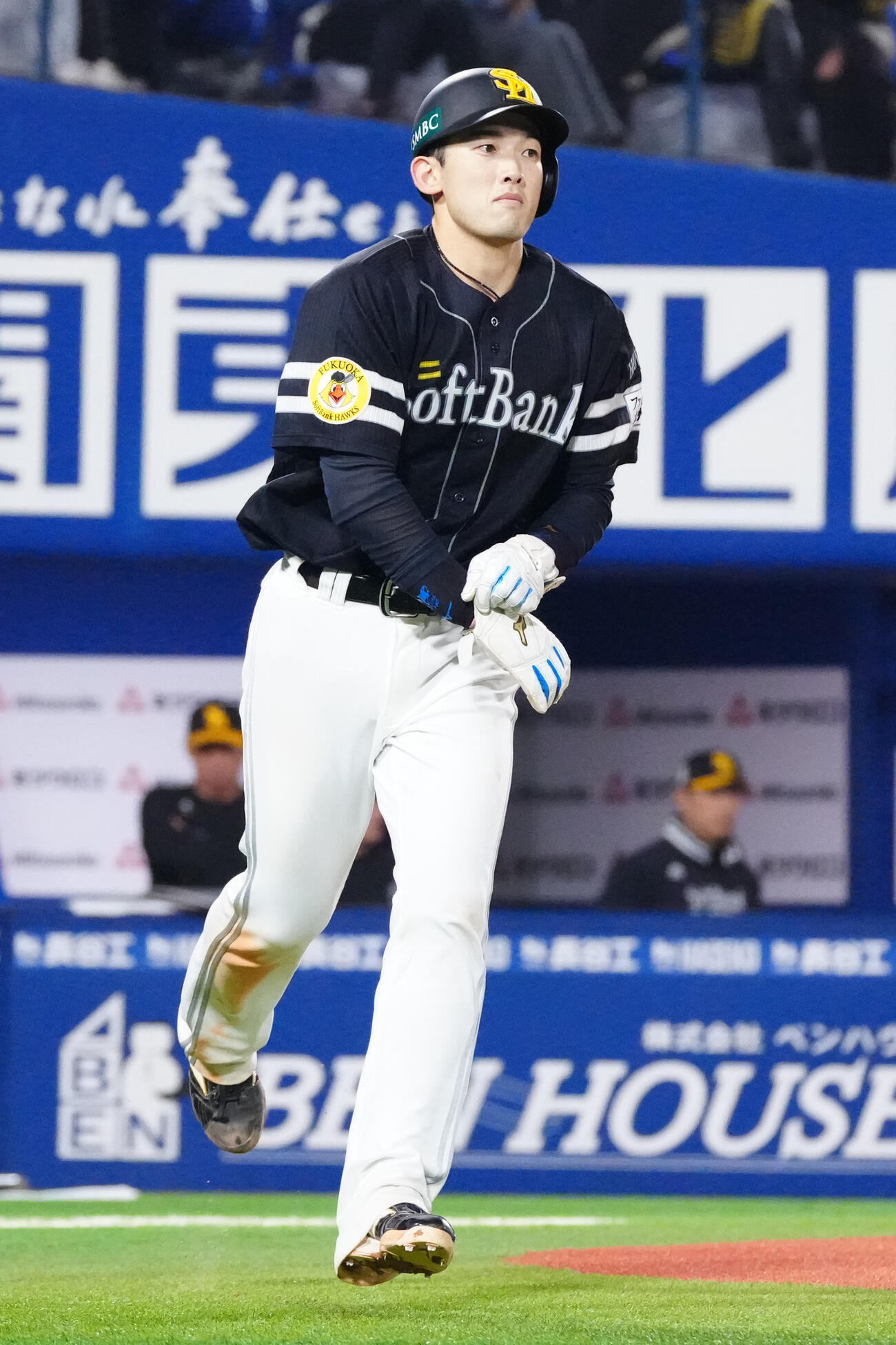 24日、DeNA対ソフトバンク　11回表、死球で治療し、一塁へ向かうソフトバンク山本祐大（撮影・江口和貴）