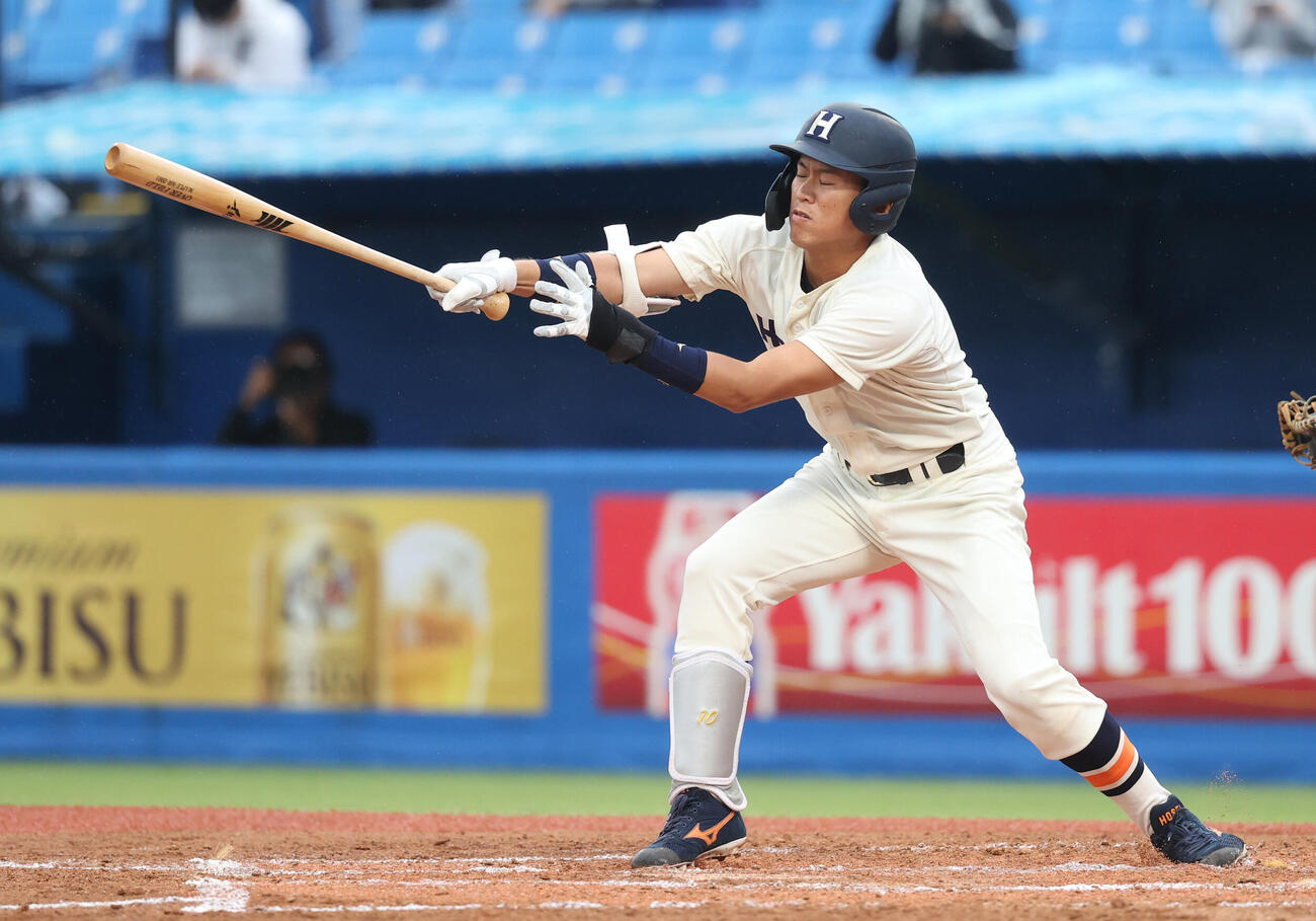 東大対法大　6回裏法大1死一塁、藤森康淳は投ゴロに倒れる（撮影・柴田隆二）