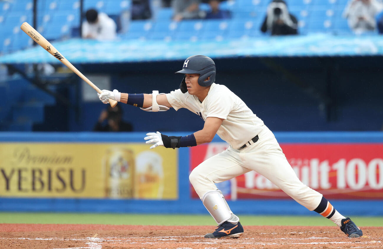 東大対法大　6回裏法大1死一塁、藤森康淳は投ゴロに倒れる（撮影・柴田隆二）