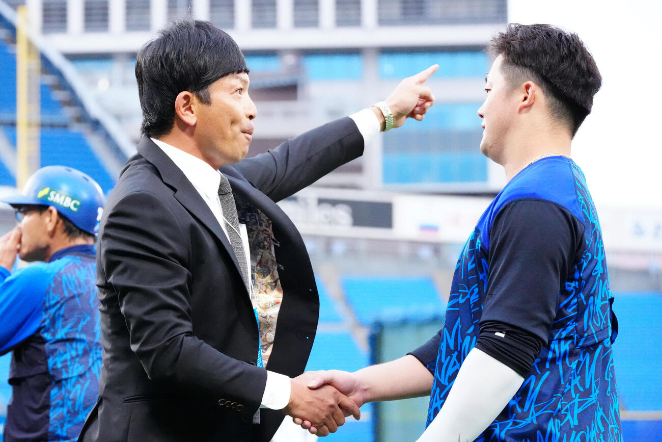 DeNA対ソフトバンク　試合前、握手を交わす松田宣浩氏（左）とDeNA牧秀悟（撮影・江口和貴）