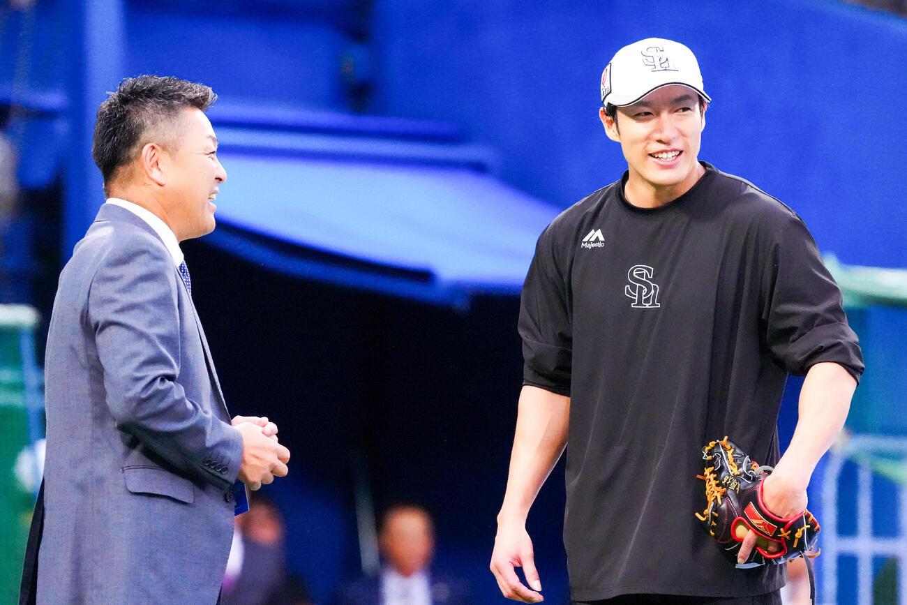 DeNA対ソフトバンク　試合前、谷繁元信氏（左）と言葉を交わすソフトバンク柳田悠岐（撮影・江口和貴）