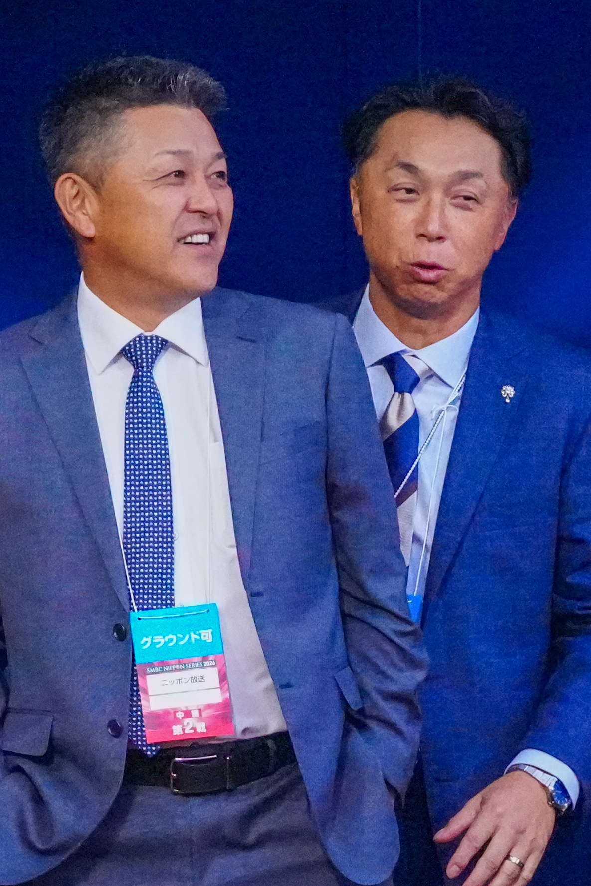 DeNA対ソフトバンク　試合前、言葉を交わす谷繁元信氏（左）と宮本慎也氏（撮影・江口和貴）
