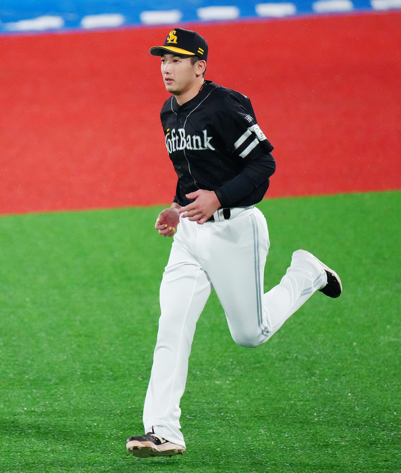 DeNA対ソフトバンク　試合前、アップするソフトバンク山本祐大（撮影・鈴木みどり）