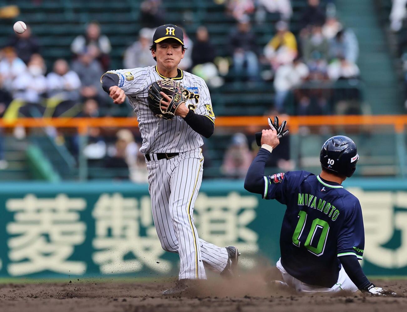 2024年3月、ヤクルト戦の5回、佐藤輝明からボールを受けた遊撃手高寺望夢は一塁へ送球し併殺を完成させる