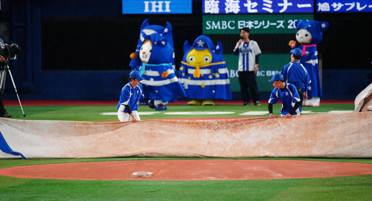 DeNA対ソフトバンク　試合前、シートがはがされる（撮影・鈴木みどり）