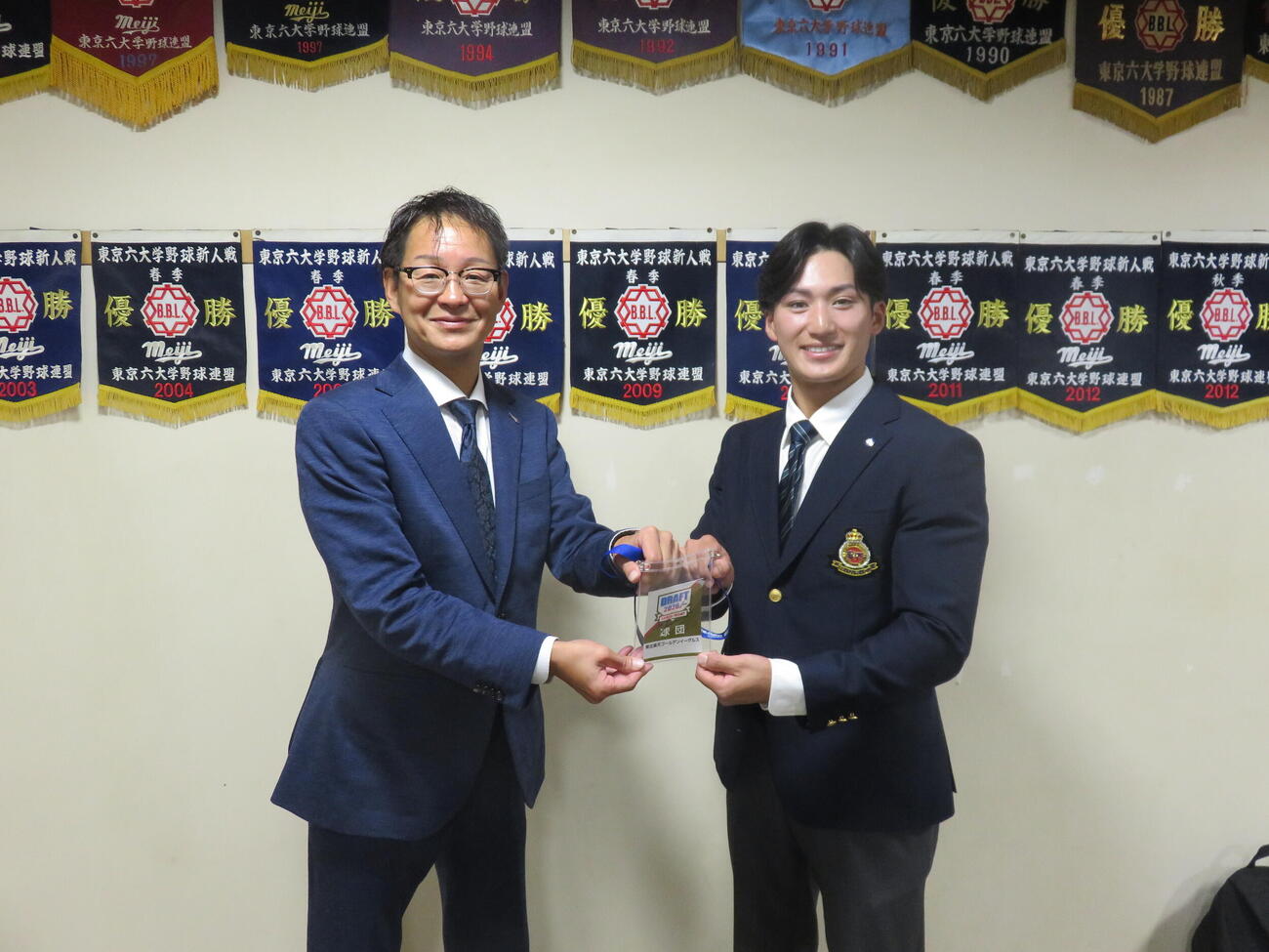 楽天部坂俊之スカウト（左）から指名挨拶を受けた、ドラフト2位指名を受けた明大・岡田啓吾内野手（撮影・斎藤直樹）