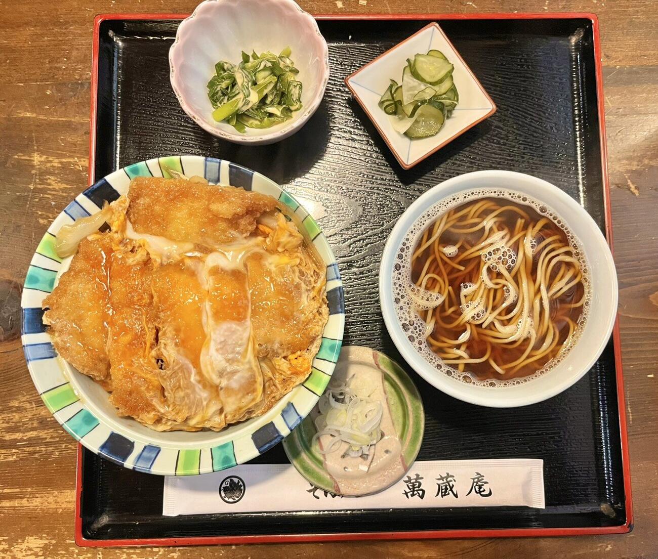 「萬蔵庵」の「カツ丼セット」（写真は通常サイズ）