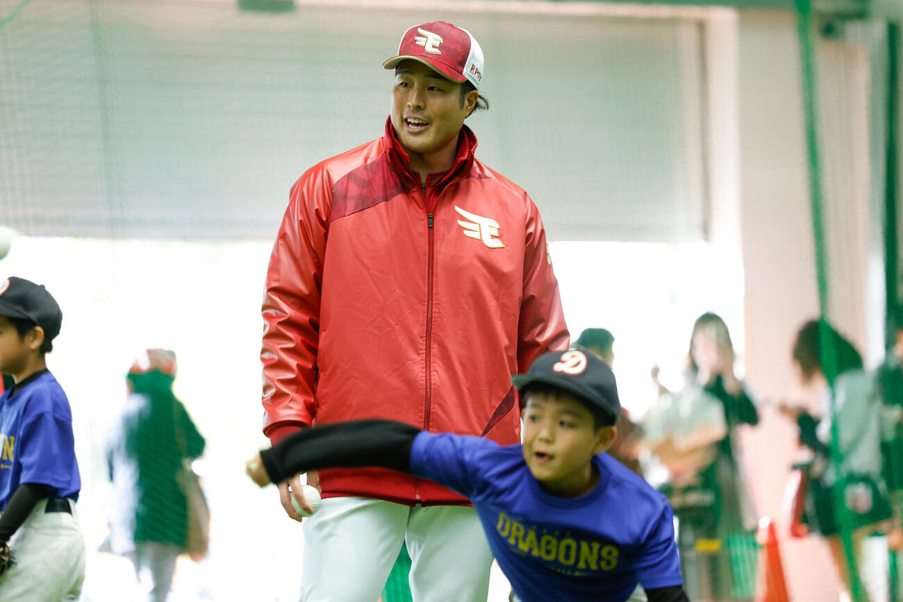 楽天の選手たちが小中学生を指導
