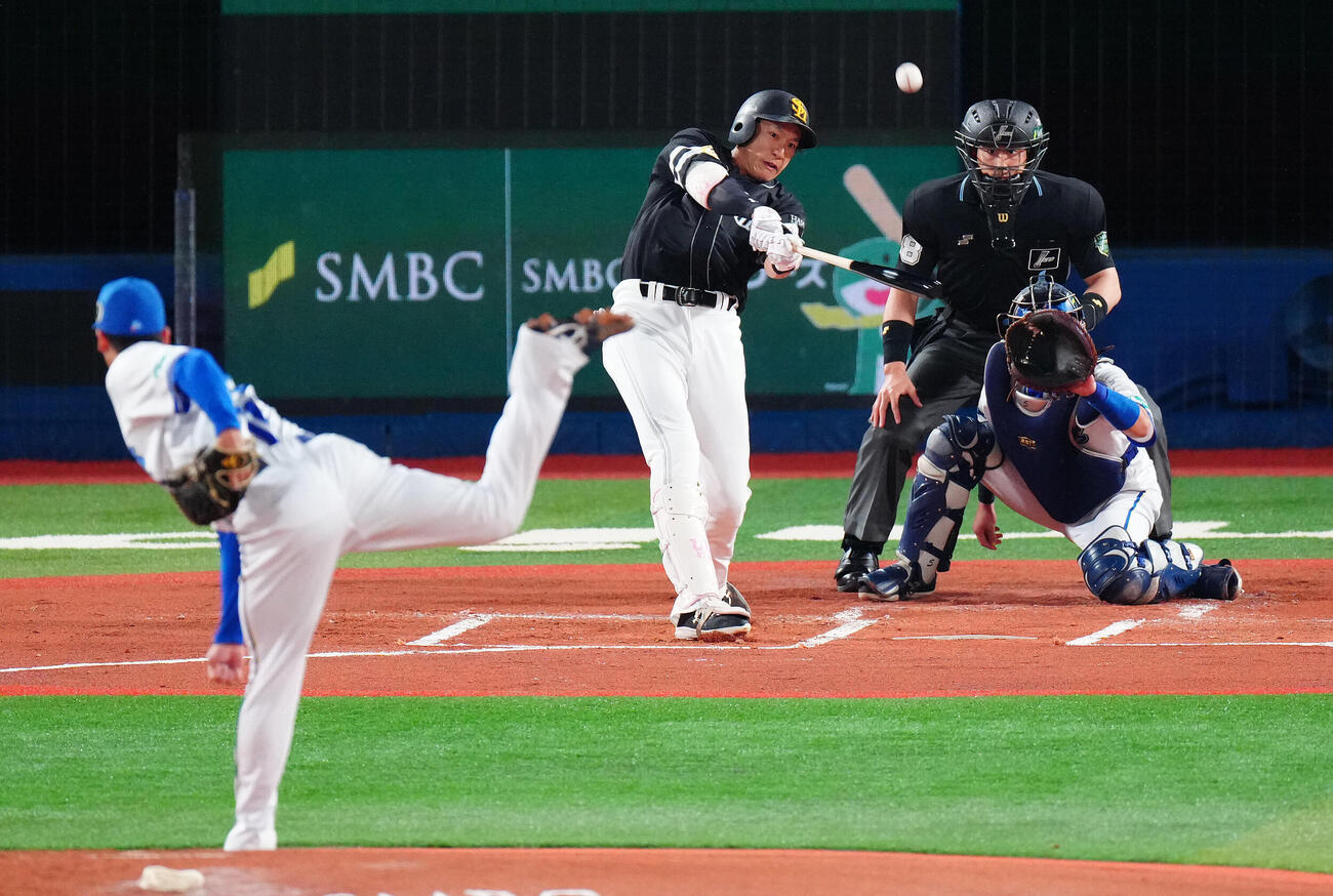DeNA対ソフトバンク　1回表ソフトバンク2死二、三塁、中飛に倒れる柳田悠岐。投手尾形崇斗（撮影・鈴木みどり）