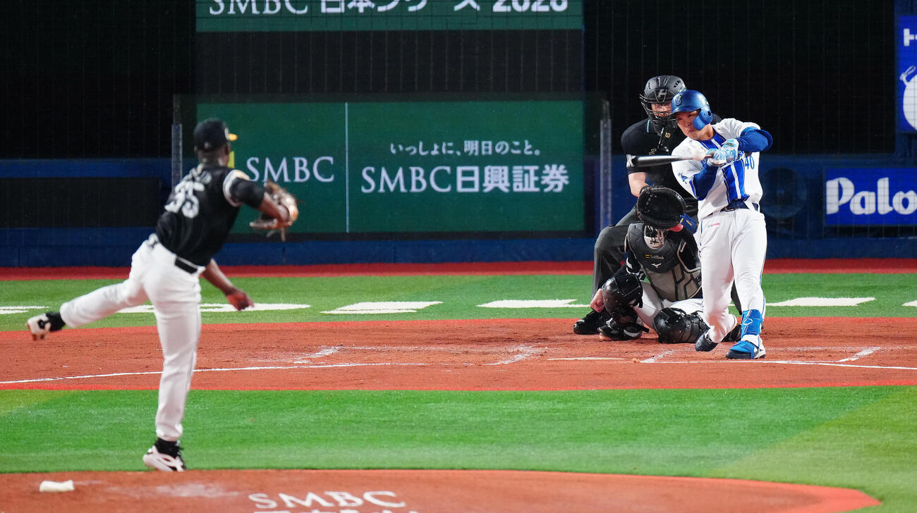 DeNA対ソフトバンク　2回裏DeNA1死一塁、二塁打を放つ井上朋也。投手リバン・モイネロ（撮影・鈴木みどり）
