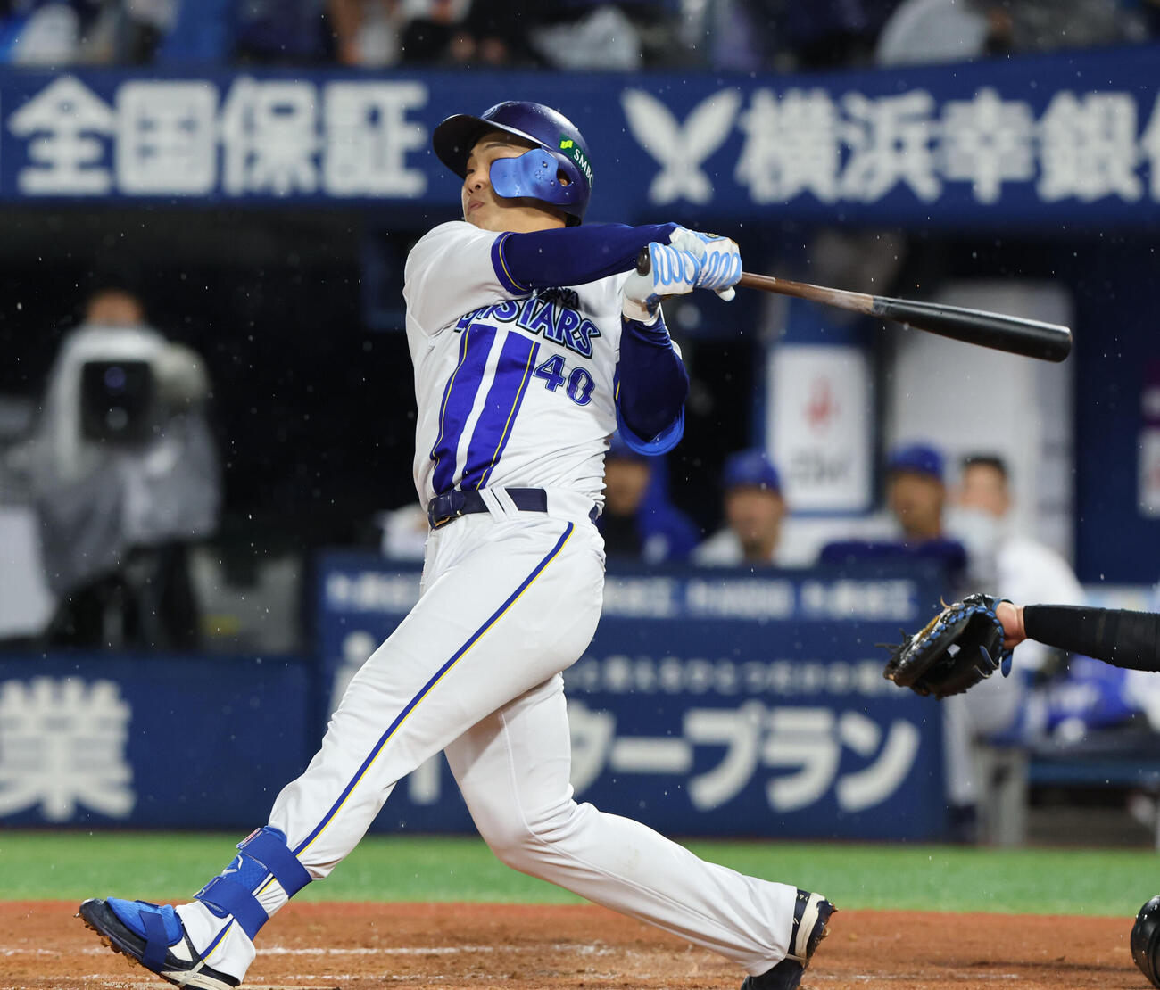 DeNA対ソフトバンク　2回裏DeNA1死一塁、井上朋也は左越え二塁打を放つ（撮影・梅根麻紀）
