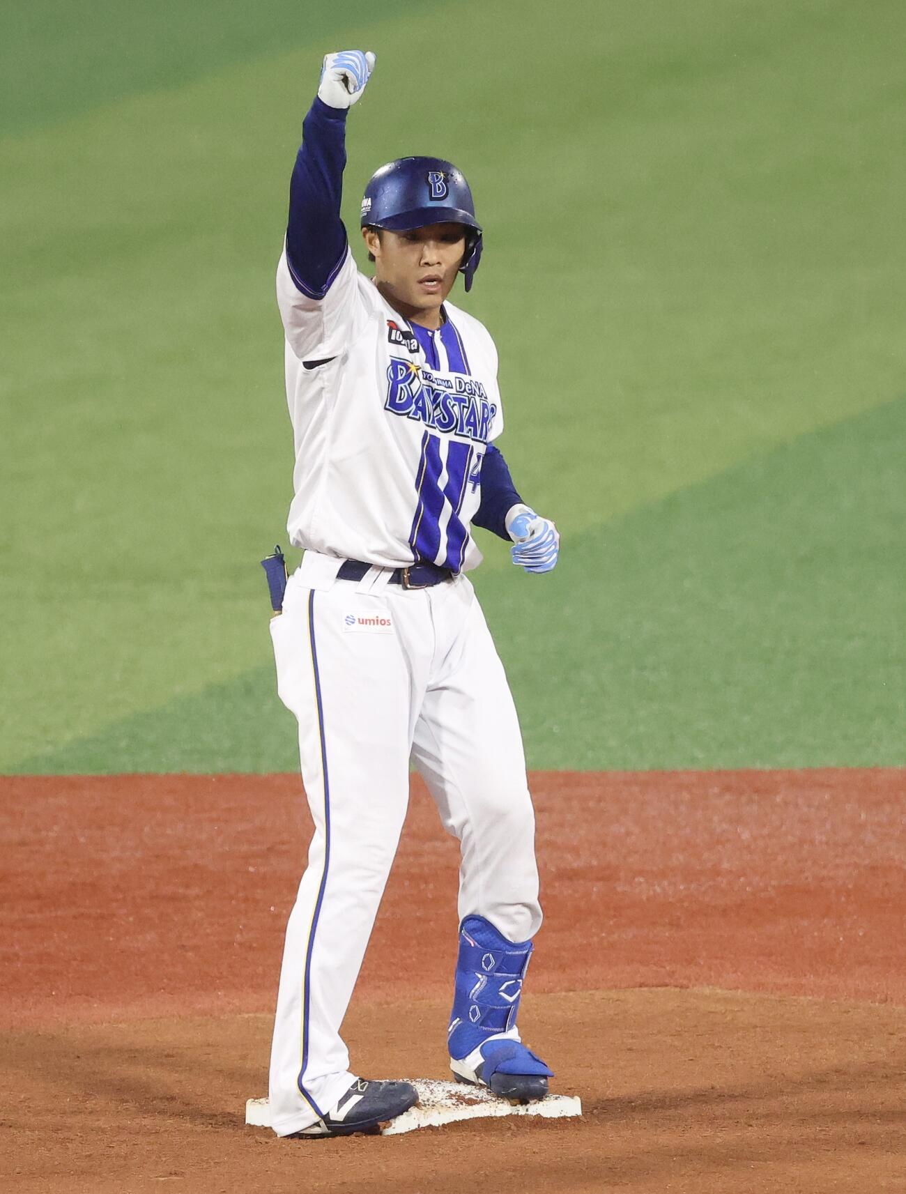 DeNA対ソフトバンク　2回裏DeNA1死一塁、二塁打で出塁する井上朋也（撮影・河田真司）