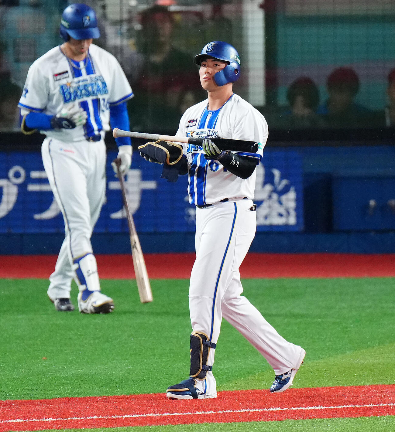 DeNA対ソフトバンク　2回裏DeNA2死二、三塁、申告敬遠で出塁する蝦名達夫（撮影・鈴木みどり）