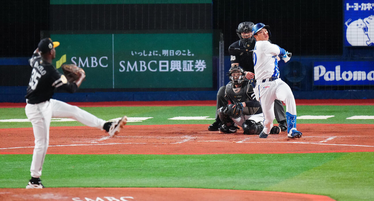 DeNA対ソフトバンク　2回裏DeNA1死一塁、二塁打を放つ井上朋也。投手リバン・モイネロ（撮影・鈴木みどり）
