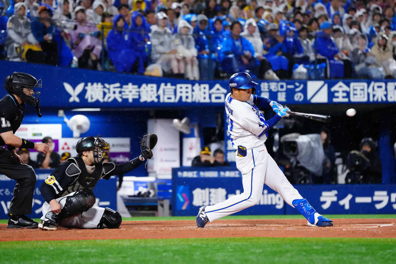 DeNA対ソフトバンク　2回裏DeNA1死一塁、二塁打を放つ井上朋也。捕手山本祐大（撮影・江口和貴）