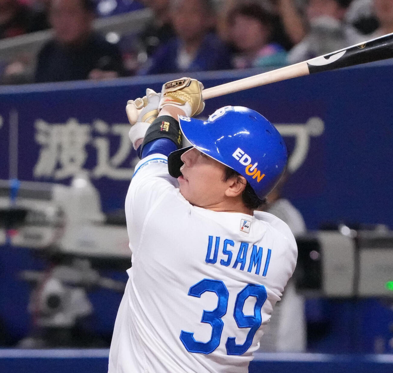 中日対広島　6回裏中日1死二、三塁、中犠飛を放つ宇佐見（撮影・森本幸一）
