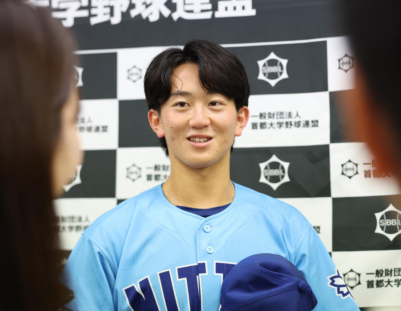 日体大対筑波大　雨で試合が中止にとなり、囲み取材に応じる日体大・馬場拓海（撮影・増田悦実）
