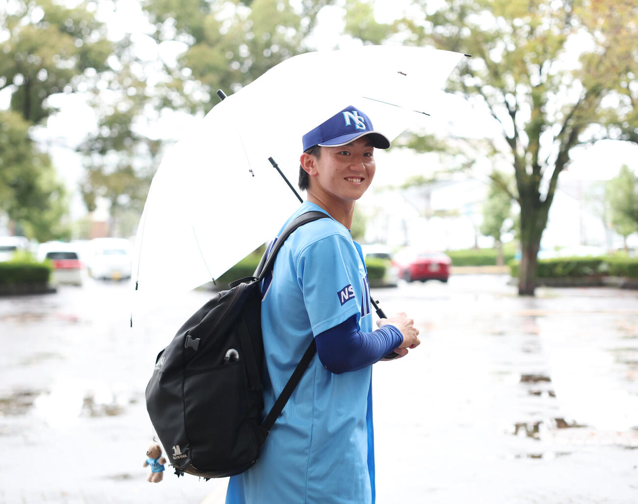 日体大対筑波大　雨で試合が中止となり引き揚げる日体大・馬場拓海（撮影・増田悦実）