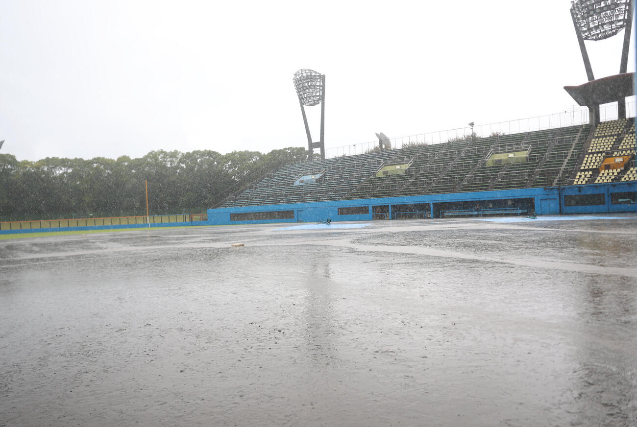 日体大対筑波大　雨で試合が中止となったバッティングパレス愛石スタジアムひらつか（撮影・増田悦実）